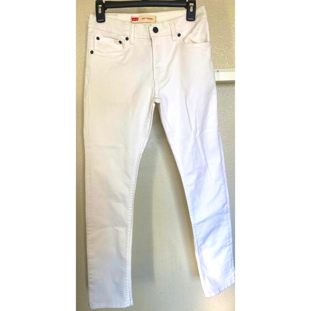 White Levi’s jeans